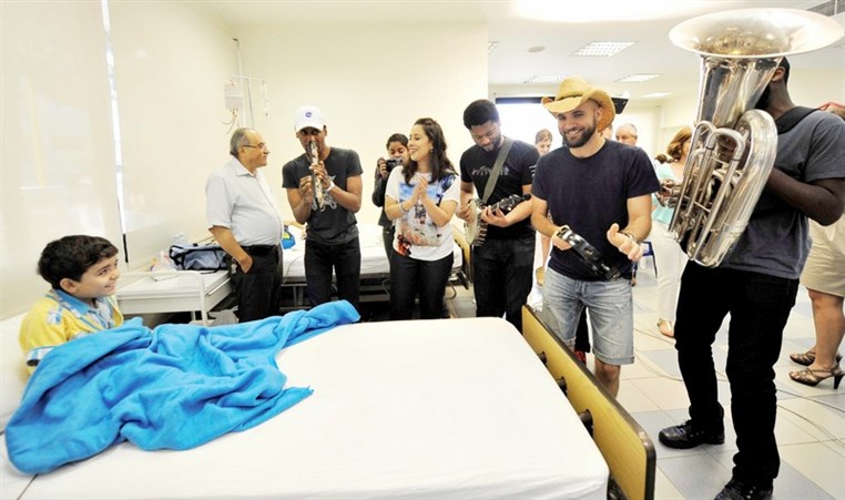 The international Jonathan Batiste and Monica Yunus  guests of honor at the Chronic Care Center